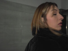 Sort, Brunette, Sædskud, Blottere, Bukser, Piercing, Pov, Tatovering