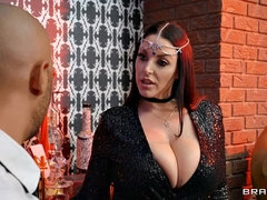 Lízaní zadků, Velké kozy, Brunetka, Auto, Šaty, Venku, Pička, Prsa v akci