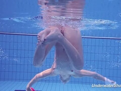 Proklova takes off bikini and swims under water