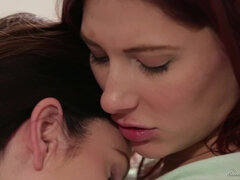 Stora tuttar, Bystig, Lesbisk, Liten och nätt, Piercing, Rödhårig, Löskuk, Tatuering