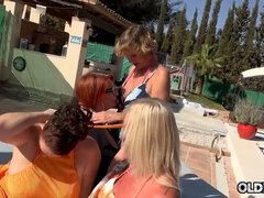 Store bryster, Britisk, Ældre lækkre kvinde, Hd, Lesbisk, Slikning, Fisse, Hård sex