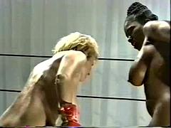 Gros seins, Noire, Noir ébène, Fétiche, Interracial, Lesbienne, Nénés, Rétro ancien