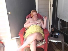 Amatéři, Velký zadek, Velké kozy, Ženský, Venku, Kouření, Sólo, Stříkání