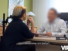 Bewundernswertes Paar aus MILF und Gläubiger, das Geld für Sex gibt