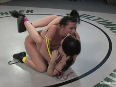 Braunhaarige, Zickenkampf, Gesichtssitzen, Fingern, Erniedrigung, Lesbisch, Strapon