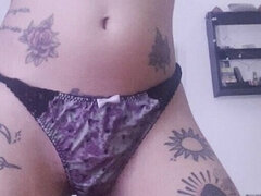 Peitos grandes, Latina, Orgasmo, Meia calça, Piercing, Solo chão, Tatuagem