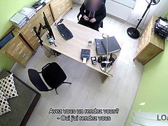 Loan4k. belle jeune femme donne une tête et écarte les jambes dans le bureau de prêt