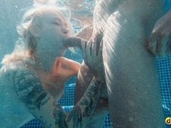 Rubia, Mamada, Pajear, Tetas naturales, Al aire libre, Piscina, Tatuaje, Adolescente