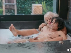 Blondýna, Péro, Fetiš, Prstění, Honění, Masturbace, Pička, Krátké vlasy