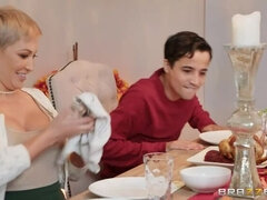 Blondýna, Kuřba, Podvádění, Na pejska, Na obličej, Výprask, Orgasmus, Krátké vlasy