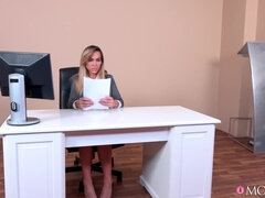 Černé, Prsatá, Dávení penisem, Na pejska, Na obličej, Kancelář, Seřezání, Stříkání