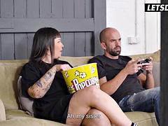 Grosse bite, Sucer une bite, Tromperie, Branlette thaïlandaise, Hard, Fille latino, Mère que j'aimerais baiser, Nénés