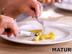 Blonde, Cocu, Mamie, Hd, Époux mari, Mature, Jarretelles, Épouse