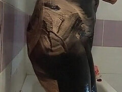 Amateur, Salle de bains, Brunette brune, Couple, Poilue, Fait maison, Fille latino, Mouillée