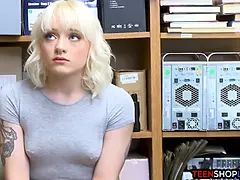 Cul, Gros cul, Blonde, Sucer une bite, Bureau, Petite femme, Criant, Tatouage