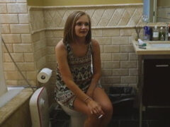 Pik sutte, Familie, Naturlig, Pov, Barberet, Teenager, Bryster, Toilet