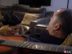 Grosse bite, Gros seins, Brunette brune, Tromperie, En levrette, Hard, Espagnole, Jarretelles