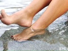 Bikini, Brunetta, Piedi, Tette naturali, Tatuaggi, Civettuole, Tette, Bagnata