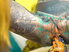 Beso negro, Mamada, Penetracion con dedos, Gotica, Lesbiana, Masturbación, Perforación, Tatuaje