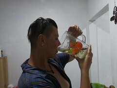 Enthousiasteling, Bruinharig, Moeder die ik wil neuken, Pissen, Tieten likken