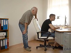 Brunetka, Přichyceni, Táta, Hd, Výprask, Masturbace, Vyholené, Teenka