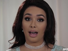 Sucer une bite, Bottes, Brunette brune, Tir de sperme, En levrette, Doigter, Bâillonner, Lingerie