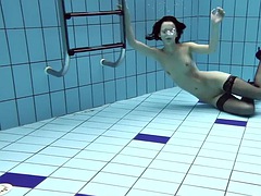 Любители, Красотки, Брюнетки, Фетиш, На публике, Соло, Сиськи, Под водой