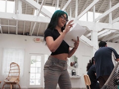 Penetracion con dedos, Masturbación, Público, Coño, Cabello corto, Falda