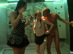 Velike joške, Blondinka, Oblečena ženska in nag moški, Lutka, Grupni, Hd, Medrasni seks, Tetovaže