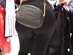 fat booty at the mall