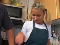 DIe Unbefriedigte Nachbarin Fickt Fremd - Bj by blonde German girlfriend in the kitchen