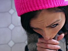 Grosse bite, Sucer une bite, Brunette brune, Homme nu et filles habillées, Pov, Adolescente