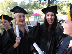 Blonde, Brunette brune, Collège université, Lesbienne, Naturelle, De plein air, Réalité, Plan cul à trois