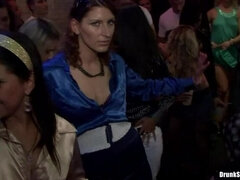 Blonde, En levrette, Hard, Orgie, Culottes ou slips, Fête, Echangistes, Mouillée