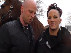 큰 가슴, 흑갈색 머리, 가슴이 큰, 깊은목구멍, 핸드잡, Hd, 야외의, 문신