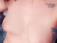 Peitos grandes, Consolo, Cavalgar, Solo chão, Tatuagem