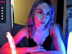 Enthousiasteling, Blond, Pijpbeurt, Seksspeelgoed, Dubbele penetratie, Masturbatie, Alleen, Tieten likken