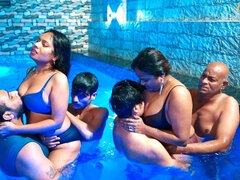 Amateur, Gorda, Mamada, Grupo, Indio, Madres para coger, Tetas naturales, Piscina