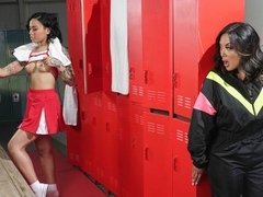 Stellung 69, Arsch, Grosse titten, Lesbisch, Lecken, Entkleiden, Jungendliche (18+), Titten