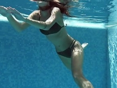 Tiffany Tatum shows hot tooshie underwater