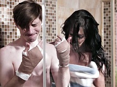 Grosse titten, Blasen, Braunhaarige, Spermaladung, Aufs gesicht abspritzen, Masturbation, Reif, Stiefmutter