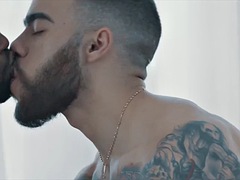 Grosse bite, Noire, Sucer une bite, Noir ébène, Homosexuelle, Muscle, Actrice du porno, Tatouage