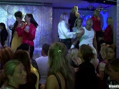 Blondýna, Brunetka, Oblečené, Tanec, Honění, Orgie, Punčochy, Kuřba sání