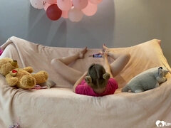 Buxom beauty takes selfies during a steamy solo