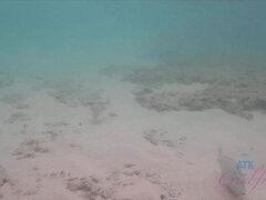 Pláž, Bikini, Blondýna, Exhibicionisti, Líbání, Venku, Drobounká, Kozičky