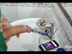 Dr Pussy2 - Gardener Discovers His Boss's Iphone and Goes to Masturbate in the Bathroom After Discovering Her Xvideos Page, Whil