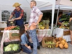 Culo grosso, Tette grandi, Pompino, Brunetta, Da dietro, Capellona, Mamma che vorrei scoparmi, All'aperto