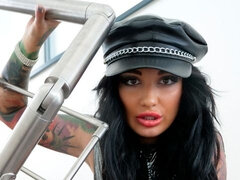 Stor stjärt, Avsugning, Brunett, Doggystyle, Handjobb, Milf, Mmf man man kvinna, Tatuering