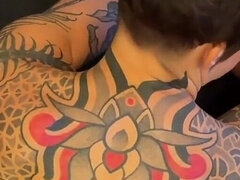 フェムドム, フィストファック, ゴム, マッサージ, 愛人, 前立腺, ショートヘア, タトゥー