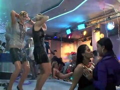 Enthousiasteling, Naakte man aangeklede vrouw, Groep, Hd, Lesbisch, Ondergoed, Kousen, Swinger